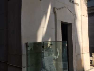 E nell�occasione pens� di porre all�esterno una scultura in gesso bianca che, a perpetua memoria, ritraesse le due bambine